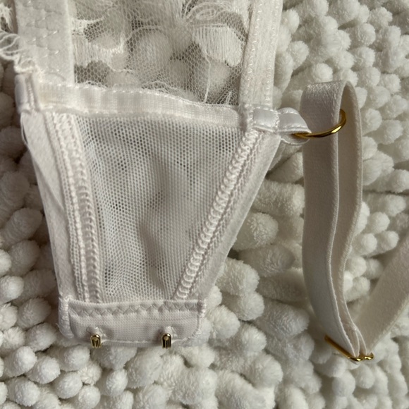 Victoria's Secret Lace Bra in Cream - Picture 12 of 12